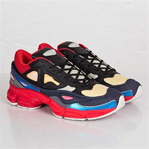 And although in the (pretentious) world of sneakers the Raf Simons x Adidas takes did not necessarily become the holy grail they generally sold below retail on resale sites, and cannot be compared to coveted styles like Aim Leon Dores New Balances or the Fragment x Sacai x Nike drops. . Raf simons adidas sneakers
